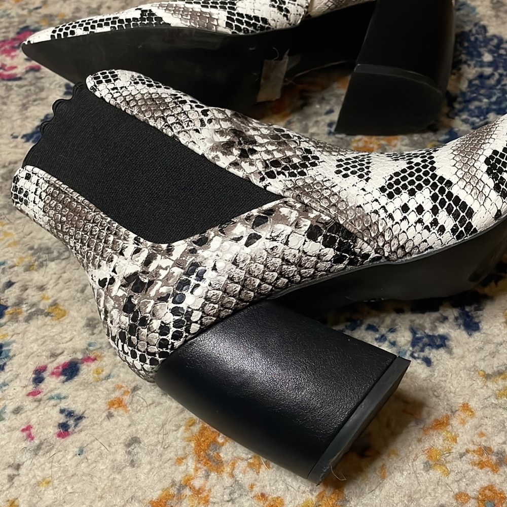 Qupid embossed elastic Gore pointy toe chunky heeled booties size 8 - Picture 6 of 7